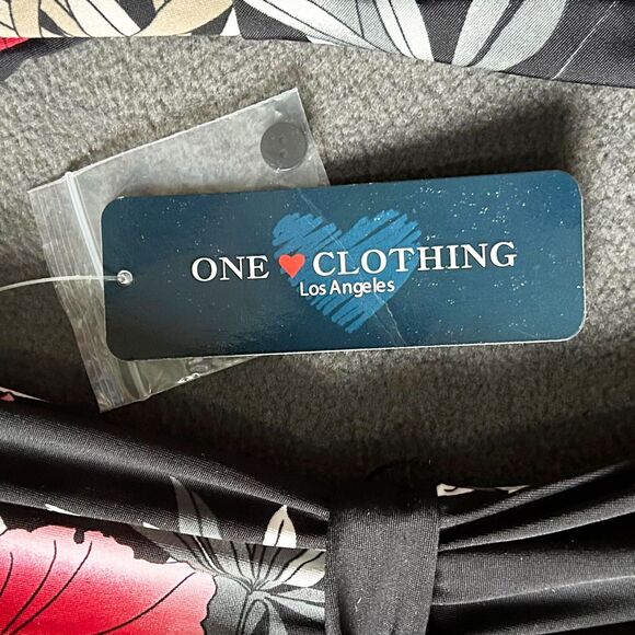 One Clothing Jumpsuit Black Red Floral Knit V-Neck Wide Leg - Women's Size M - Picture 10 of 11